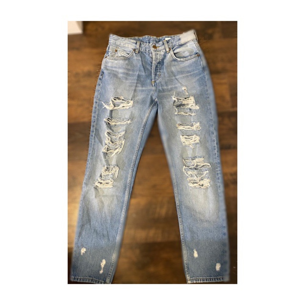 Here’s a pair of boyfriend jeans, super cute!!!